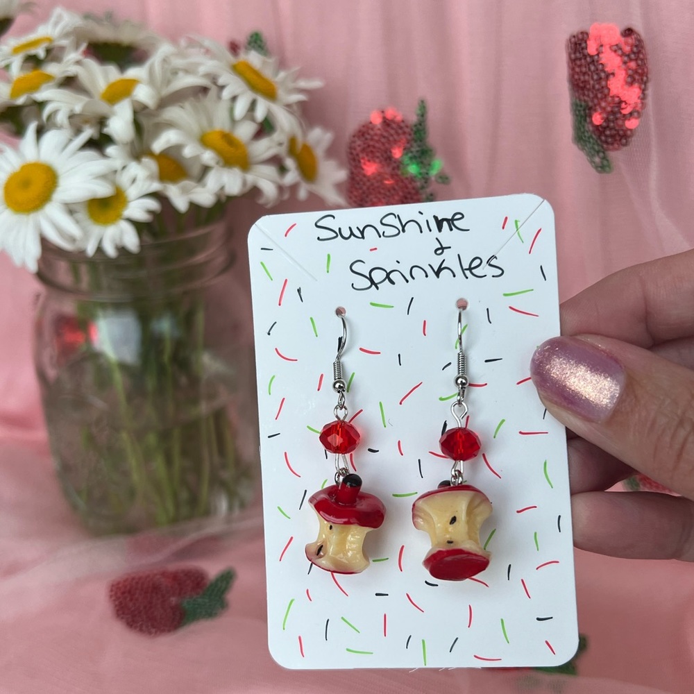❤️💛🍎Apple snow white poison apple themed earrings Disney Handmade
